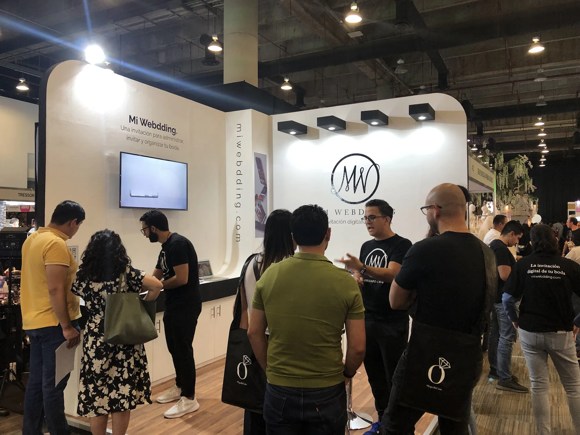 Equipo de Mi Webdding atendiendo parejas en una exposición de bodas